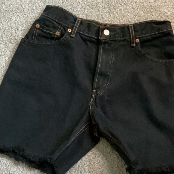 Levi's Black Raw Edge Jean Shorts Relaxed Fit Size 8 NWT - Picture 1 of 9